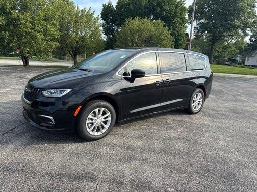Diamond Black 2026 Chrysler Pacifica Select