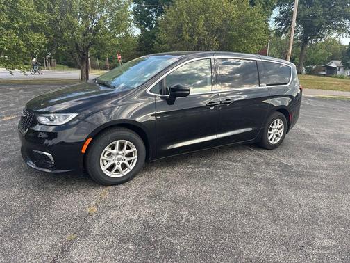 Brilliant Black Crystal Pearlcoat 2023 Chrysler Pacifica Touring-L