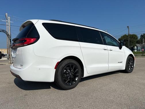 2025 Chrysler Pacifica Select