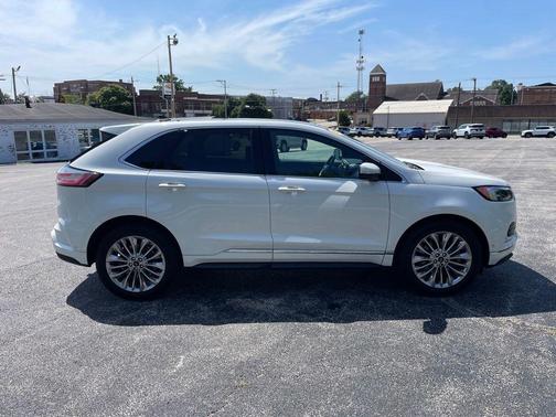 White Metallic 2022 Ford Edge Titanium
