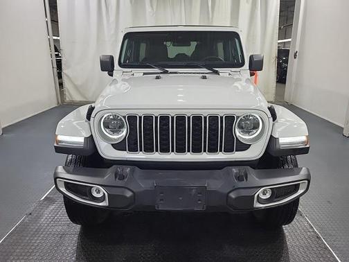 Bright White Clearcoat 2024 Jeep Wrangler Sahara