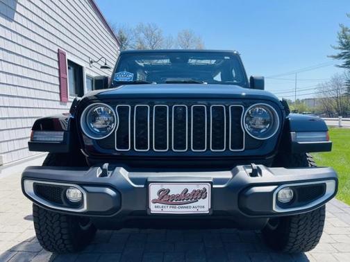Black Clearcoat 2024 Jeep Wrangler Sahara