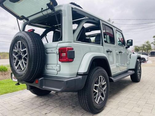 Earl Clearcoat 2024 Jeep Wrangler Sahara