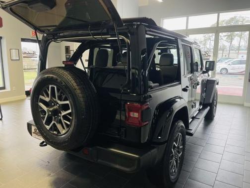 Black Clearcoat 2024 Jeep Wrangler Sahara