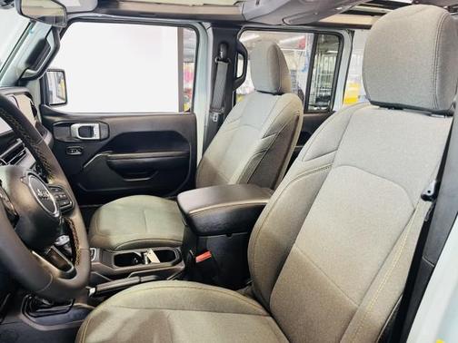 Earl Clearcoat 2024 Jeep Wrangler Sport