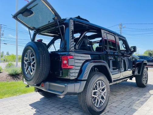 Black Clearcoat 2024 Jeep Wrangler Sahara