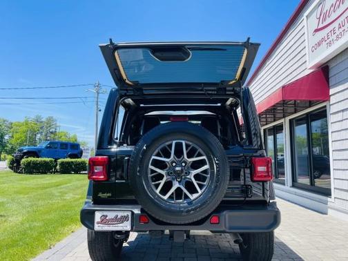Black Clearcoat 2024 Jeep Wrangler Sahara