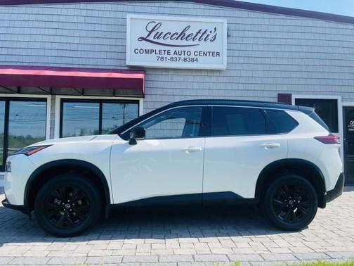 2 Tone White / Black Roof 2023 Nissan Rogue SV