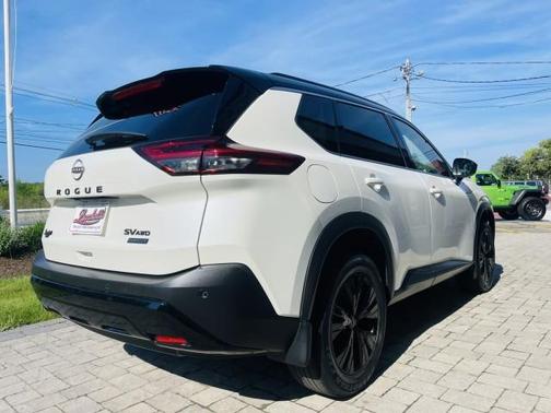 2 Tone White / Black Roof 2023 Nissan Rogue SV