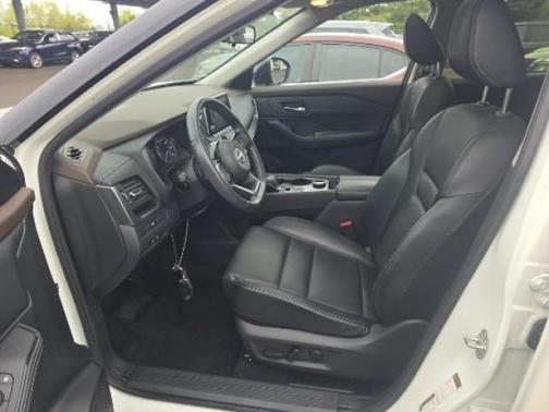 2 Tone White / Black Roof 2023 Nissan Rogue SV