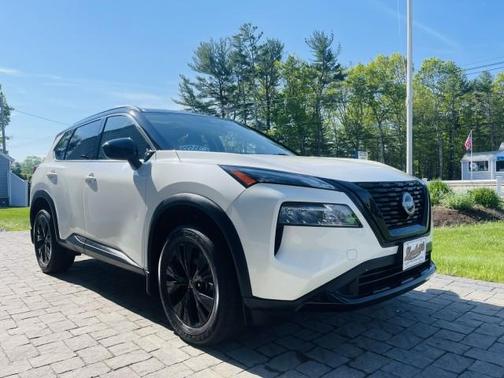 2 Tone White / Black Roof 2023 Nissan Rogue SV