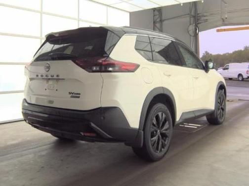 2 Tone White / Black Roof 2023 Nissan Rogue SV