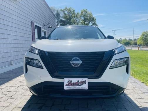 2 Tone White / Black Roof 2023 Nissan Rogue SV