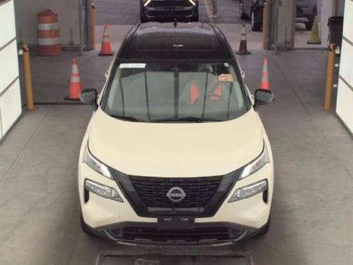 2 Tone White / Black Roof 2023 Nissan Rogue SV