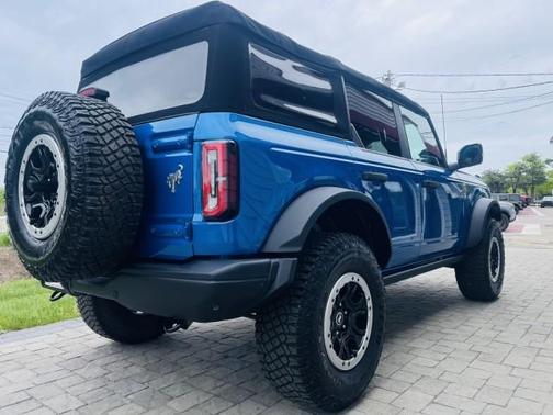 Velocity Blue Metallic 2022 Ford Bronco Badlands