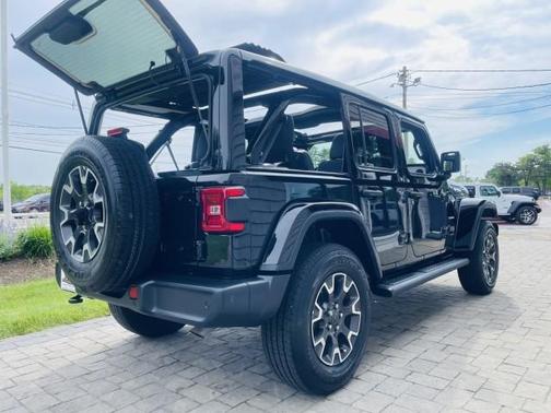 Black Clearcoat 2024 Jeep Wrangler Sahara