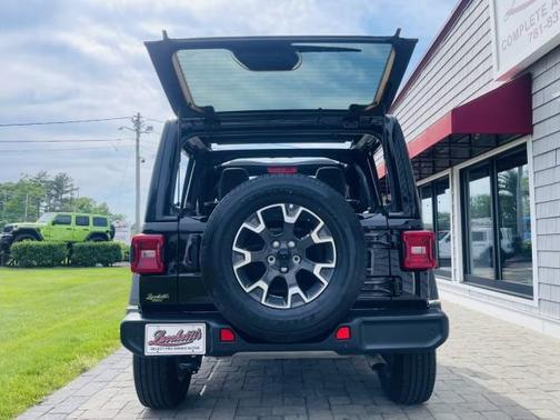 Black Clearcoat 2024 Jeep Wrangler Sahara