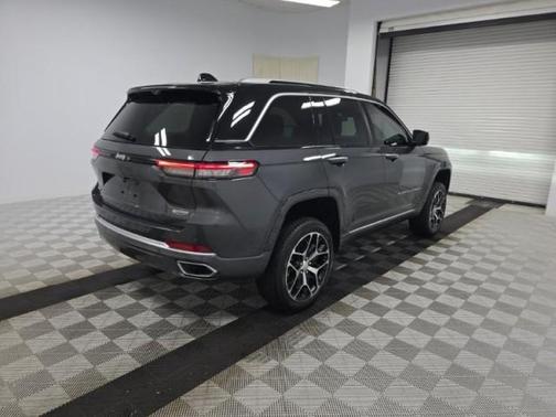 2022 Jeep Grand Cherokee Summit