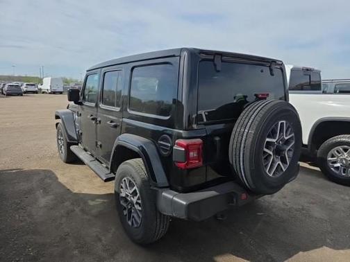 Black Clearcoat 2024 Jeep Wrangler Sahara