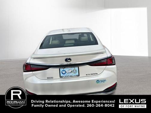 Eminent White Pearl 2020 Lexus ES 300h Luxury