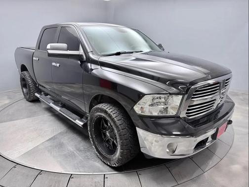 Brilliant Black Crystal Pearlcoat 2018 RAM 1500 Big Horn