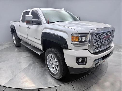 White 2018 GMC Sierra 2500 Denali