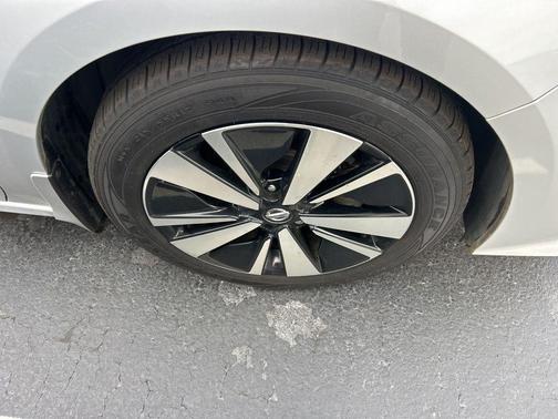 Brilliant Silver Metallic 2021 Nissan Altima 2.5 SV