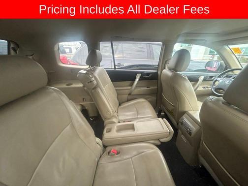 Sandy Beach Metallic 2013 Toyota Highlander SE