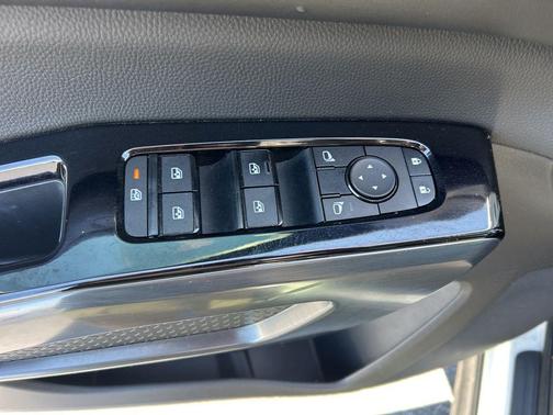 Pearl White Tricoat 2022 Nissan Pathfinder SL 2WD