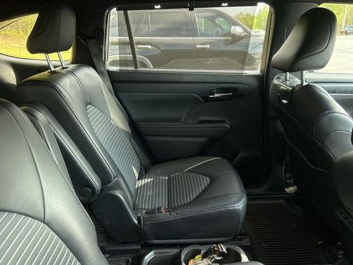 Magnetic Gray Metallic 2023 Toyota Highlander XSE