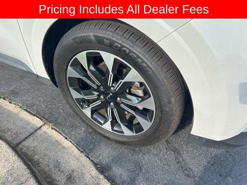 Snow White Pearl 2024 Kia Carnival EX