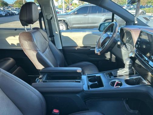 2024 Toyota Sienna Platinum 7 Passenger