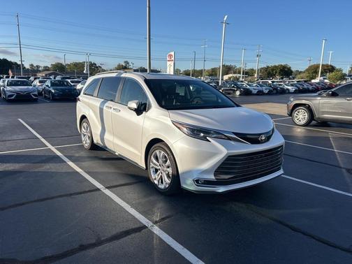 2024 Toyota Sienna Platinum 7 Passenger