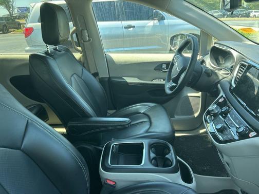 Brilliant Black Crystal Pearlcoat 2024 Chrysler Pacifica Touring L