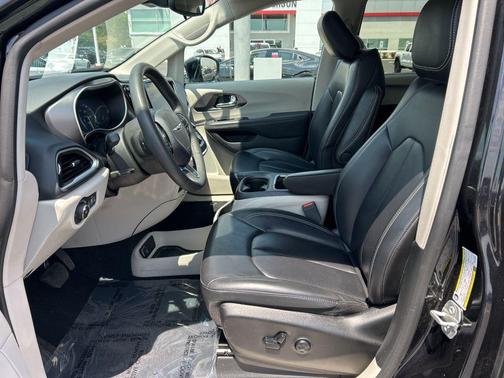 Brilliant Black Crystal Pearlcoat 2024 Chrysler Pacifica Touring L