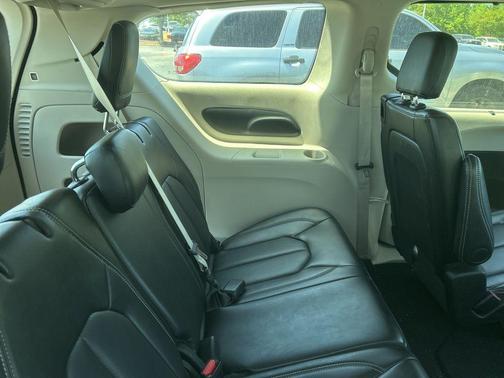 Brilliant Black Crystal Pearlcoat 2024 Chrysler Pacifica Touring L