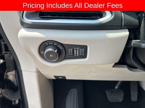 Brilliant Black Crystal Pearlcoat 2024 Chrysler Pacifica Touring L