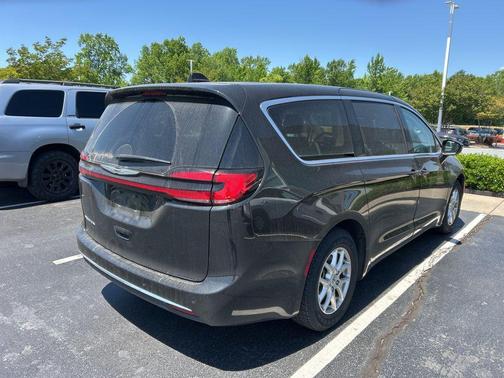 Brilliant Black Crystal Pearlcoat 2024 Chrysler Pacifica Touring L