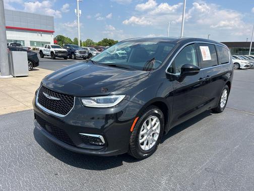 Brilliant Black Crystal Pearlcoat 2024 Chrysler Pacifica Touring L