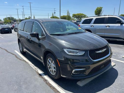 Brilliant Black Crystal Pearlcoat 2024 Chrysler Pacifica Touring L