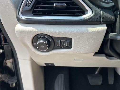 Brilliant Black Crystal Pearlcoat 2024 Chrysler Pacifica Touring L