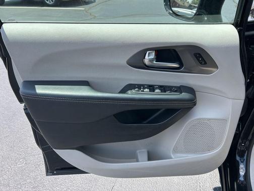 Brilliant Black Crystal Pearlcoat 2024 Chrysler Pacifica Touring L