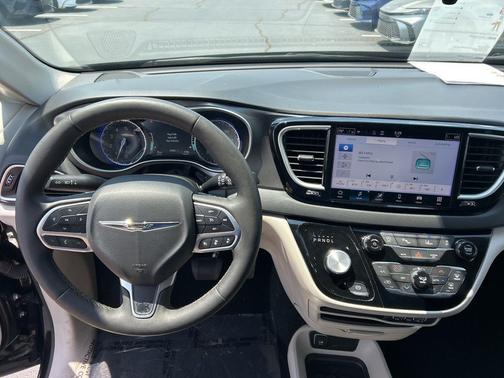 Brilliant Black Crystal Pearlcoat 2024 Chrysler Pacifica Touring L