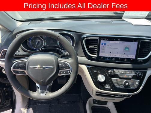 Brilliant Black Crystal Pearlcoat 2024 Chrysler Pacifica Touring L