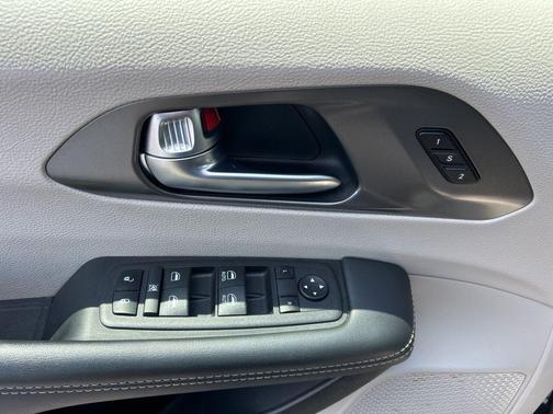 Brilliant Black Crystal Pearlcoat 2024 Chrysler Pacifica Touring L