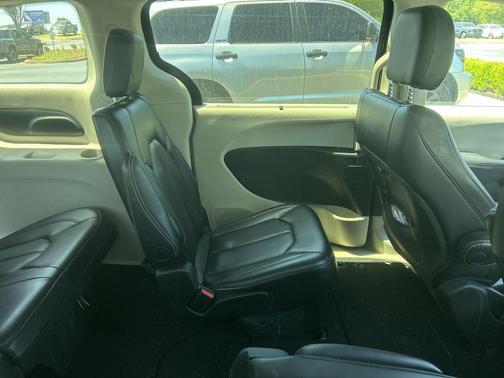 Brilliant Black Crystal Pearlcoat 2024 Chrysler Pacifica Touring L