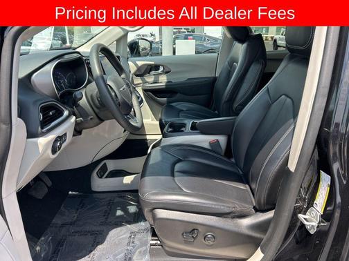 Brilliant Black Crystal Pearlcoat 2024 Chrysler Pacifica Touring L