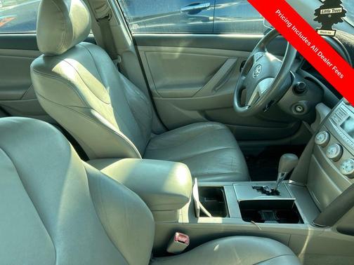 Classic Silver Metallic 2011 Toyota Camry LE