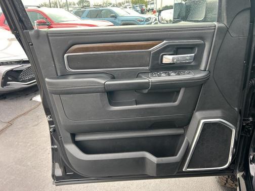 2022 RAM 2500 Laramie Crew Cab 4x4 6'4' Box