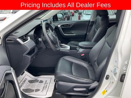 Ice Cap 2025 Toyota RAV4 LE